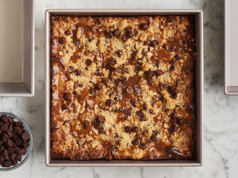 A square pan with a baked blondie brownie recipe on the inside