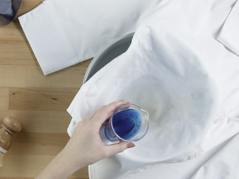 Person pretreating a stain