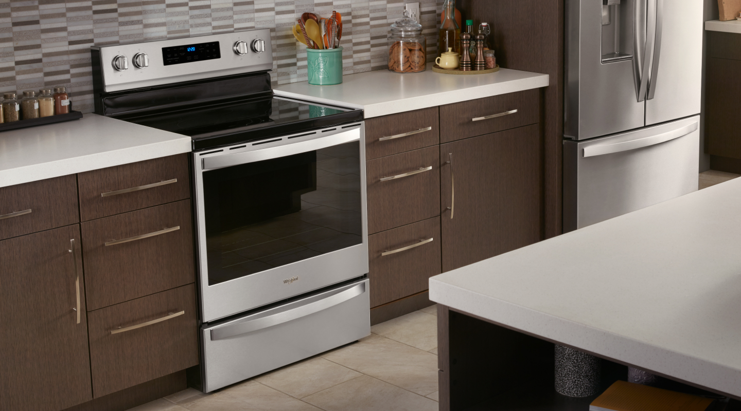 Range with an induction cooktop installed in between countertops