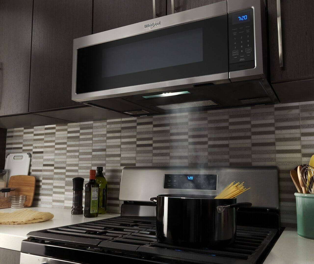 Microwave range hood combo venting steam from stovetop